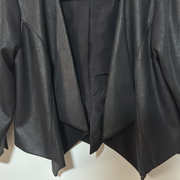 CCH Collection Black Faux Leather Crop Drape Style Blazer Jacket Sz XS - Picture 3 of 6